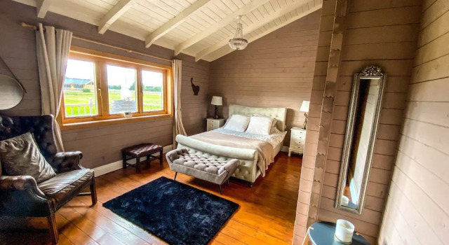 Sleeps6- Hot Tub- Pet Friendly- Log Burner