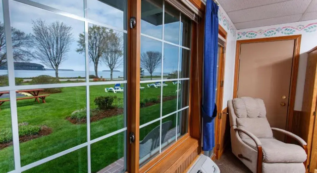 Семейный номер Standard с видом на озеро Ephraim Shores Resort