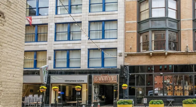 FRONTDESK 2063 East 4th Street Apts Downtown Cleveland, Забронировать Апартаменты/квартира Апартаменты Кливленда, рядом с Торговый комплекс Galleria at Erieview, Апартаменты/квартира