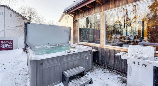 Коттедж Hike, Ski & Soak! Spacious Anchorage Getaway