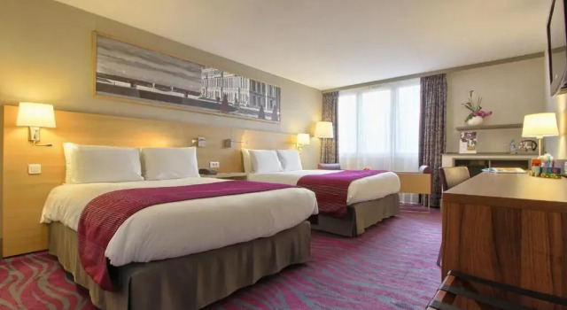 Четырёхместный номер Classic Mercure Paris Velizy