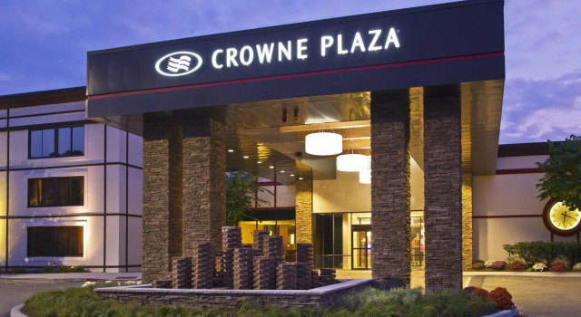 Кровать в общем номере Crowne Plaza Suffern-Mahwah by IHG