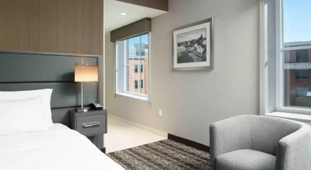 Люкс Hampton Inn & Suites Portsmouth Downtown