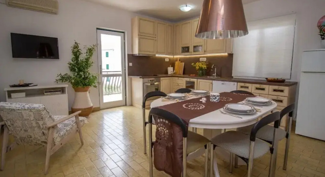 Zvone - Apartments With Terrace - A2, Book Lejlighed Hoteller i Split Region med parkering, Parkering