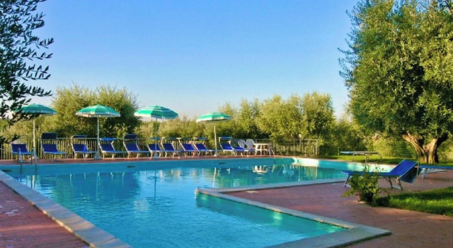Willow apt With Shared Pool, Забронировать Апартаменты/квартира Отели Озера Тразимено с парковкой, Парковка