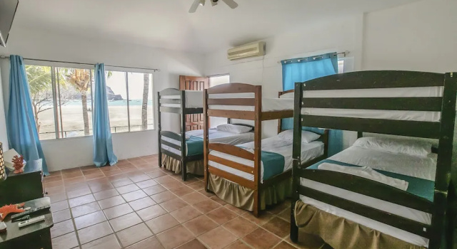 Кровать в общем номере Hotel Mozonte San Juan del Sur
