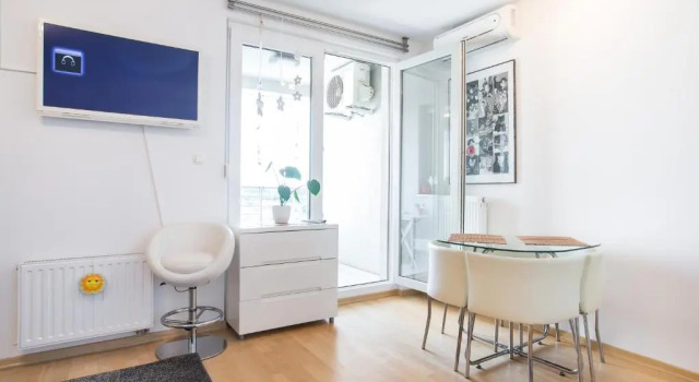 Cozy & Modern Studio with Balcony