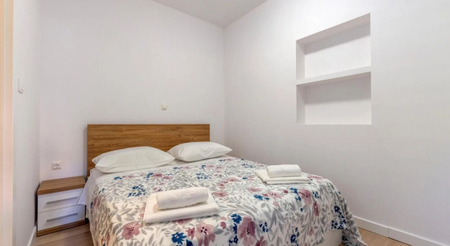 Beautiful Apartment in Jesenice With Wifi and 2 Bedrooms, Book Lejlighed Jesenice Split Region