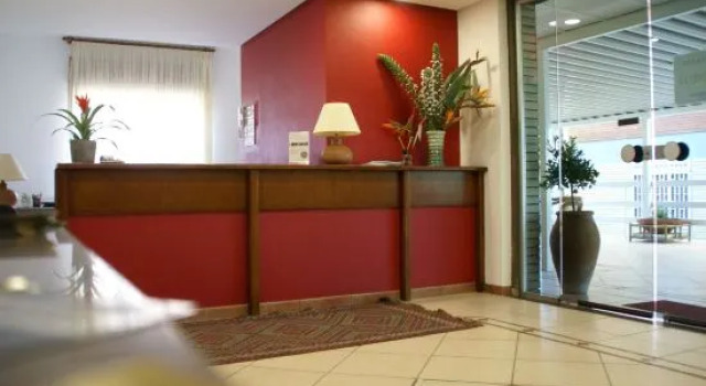 Hotel Rasula Alta, Забронировать Отель Гравина-ди-Катания Этна, рядом с Centro Commerciale Katane