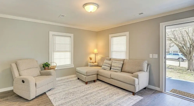 Коттедж Close to Shops, Eats & Hospital: Roxboro Retreat