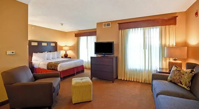 Люкс GrandStay Hotel & Suites La Crosse