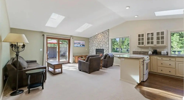 Bright Retreat Hot Tub Plus Sharc Access, Book Feriehus Sommerhuse i Sunriver, Hytte