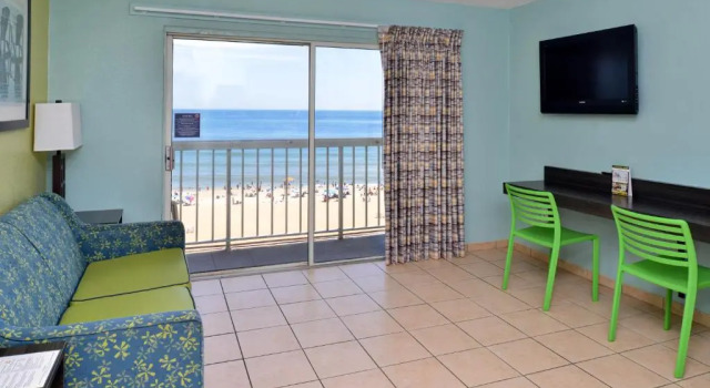 Четырёхместный люкс с балконом SureStay Studio by Best Western Virginia Beach Oceanfront