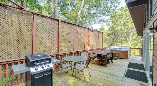 Коттедж Private Hot Tub & Game Room: Cleveland Getaway