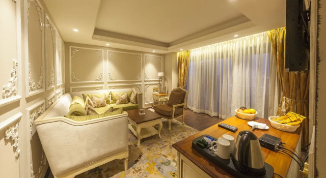 Люкс с балконом Fragrant Nature Kochi - A Five star Classified Hotel