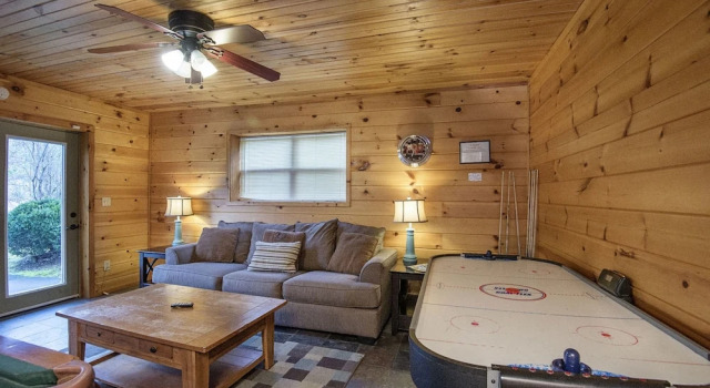 Homespun Hospitality by Heritage Cabin Rentals, Забронировать Отель Гатлинберг Great Smoky Mountains National Park, рядом с Спейс-Нидл