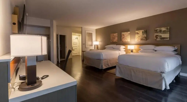 Четырёхместный номер Standard с видом на внутренний двор Delta Hotels by Marriott Raleigh-Durham at Research Triangle Park