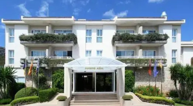 Люкс с балконом и с видом на бассейн Puerto Azul Suite Hotel