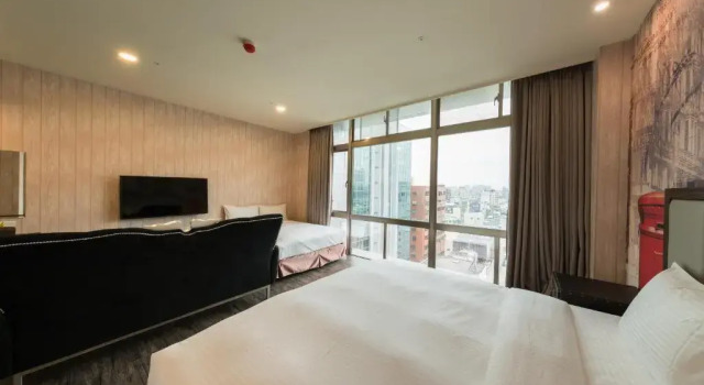 Четырёхместный номер Standard с видом на город Skyone Hotel