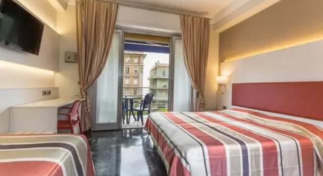 Четырёхместный номер Standard с балконом и с видом на сад Hotel Villa Delibera