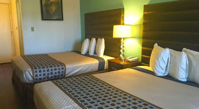 Четырёхместный номер Standard Studio 6 Suites Delano, CA