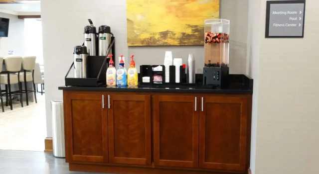 Holiday Inn Southwest, จอง โรงแรม ลุยส์วิลล์ Louisville Metropolitan Area