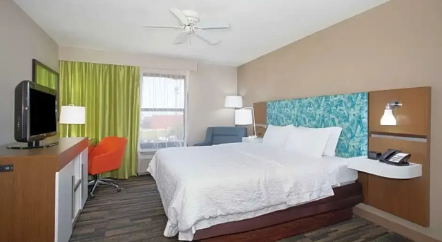 Четырёхместный люкс c 1 комнатой Hampton Inn & Suites Kansas City-Merriam