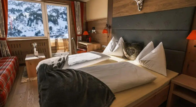 Двухместный номер Standard с балконом и с видом на горы Hotel Kristall