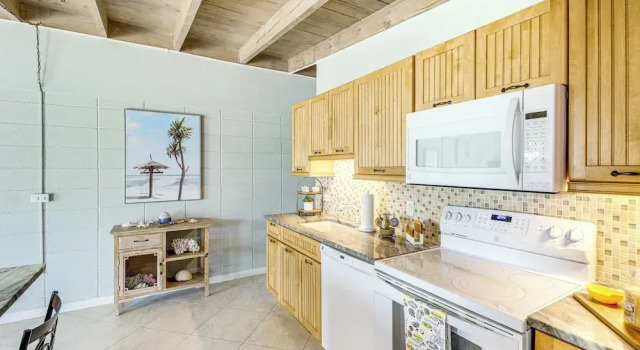Waterfront Key Colony Beach Home w/ Golf Cart!, Varaa Lomakoti Huvilat kohteessa Florida Keys, Villa