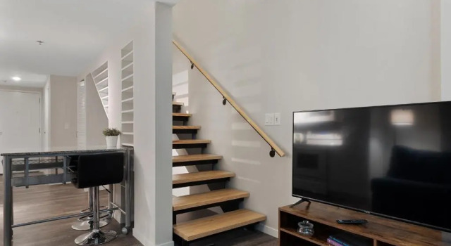 Номер Standard Lavish Downtown Condo with Rooftop Lounge 337