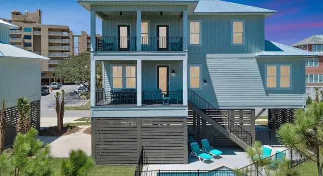 Azure Horizon Beachfront Charm in Gulf Shores, Varaa Lomakoti Huvilat kohteessa Alabama, Villa