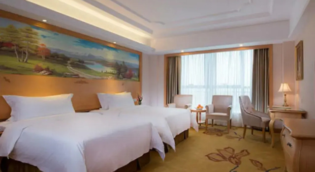 Vienna Hotel Shenzhen Longgang Xiashuijing Subway Station Branch, Rezerwuj Hotel Hotele w Shenzhen z parkingiem, Parking
