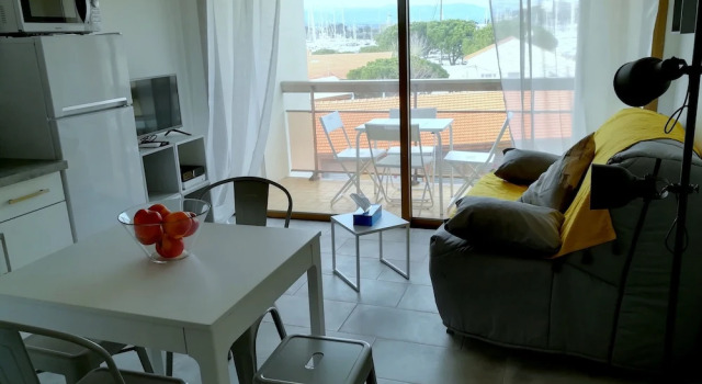 2P Vieil Antibes balcon sur la Marina