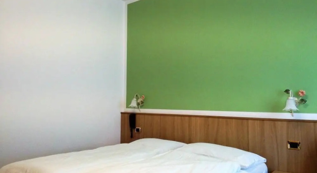 Green Base Hotel B&B, Забронировать Отель «постель и завтрак» Отели Мале с парковкой, Парковка