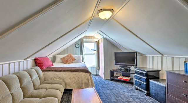 Коттедж Quaint Creekside Cottage w/ Porch & Backyard!