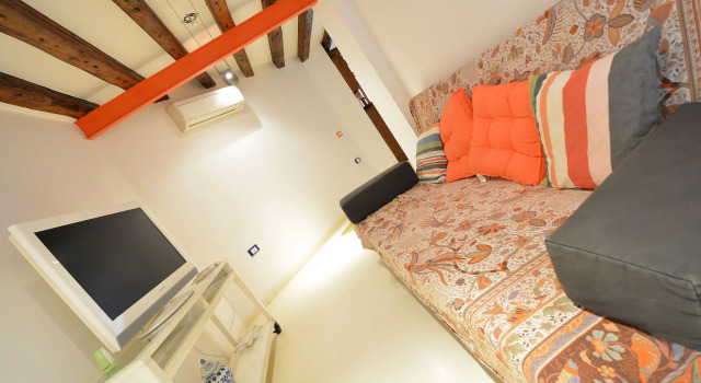 BIENNALE EASY aircond, 2pax wifi,courtyard