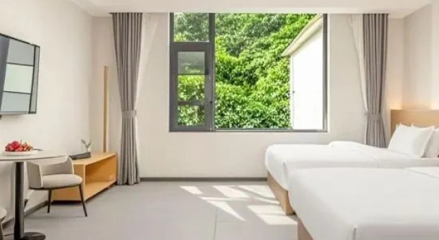 Семейный люкс с видом на горы Yintianju Panoramic Light Luxury Hotel (Xingping Ancient Town)
