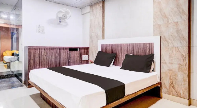Comfy Stays at Lokhandwala Andheri West