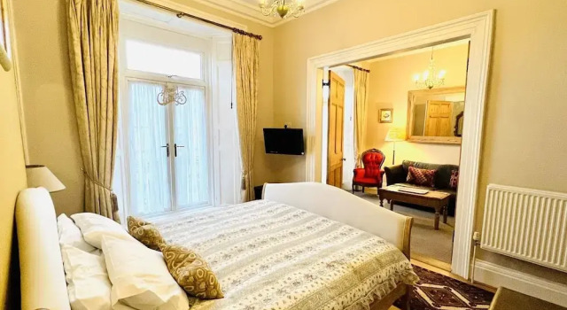 Luxury suite Ascot House Hotel