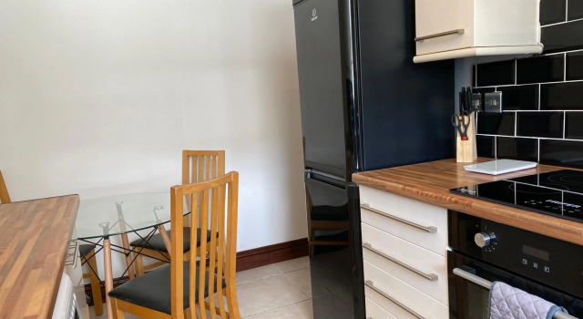 7 Person Home Flat W/parking - Near Swansea Centre