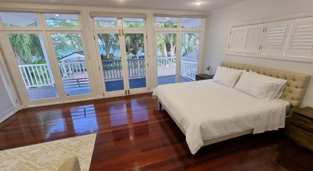 Absolute Beachfront 4 Bedroom Luxury Holiday Home