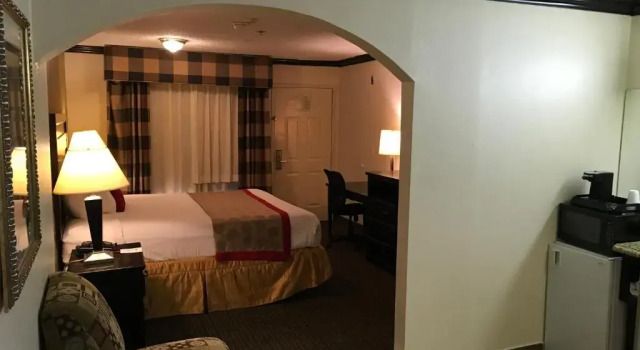 Люкс Ramada by Wyndham Ontario Airport & Convention Center