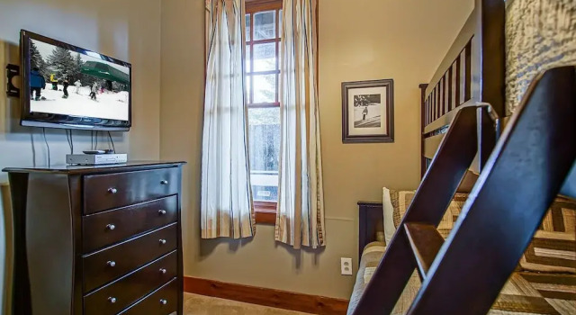 Shays Landing #6: 4 Bedrooms, 4.5 Bath: Pvt Hot Tub, Slope Side, Забронировать Дом для отпуска Сноушу Западная Виргиния, рядом с Лыжный подъемник Soaring Eagle Express