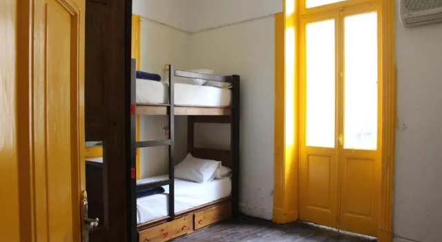 Postel ve společném pokoji pro ženy Ithaka Hostel