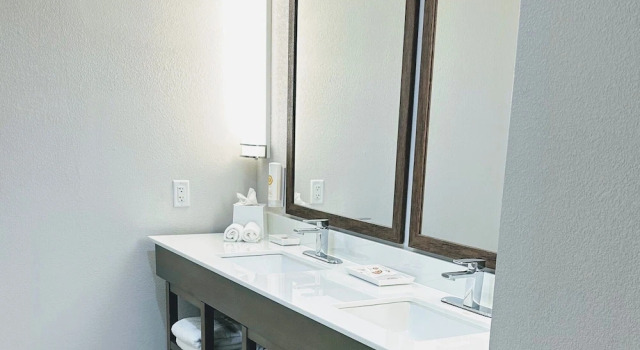Четырёхместный люкс c 1 комнатой Comfort Suites Scottsdale Talking Stick Entertainment District