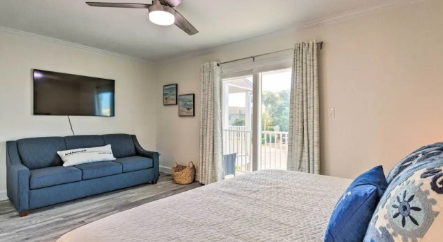 Апартаменты Modern Miramar Beach Townhome, Walk to Ocean!