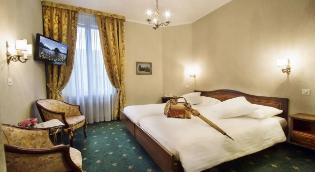 International au Lac Historic Lakeside Hotel