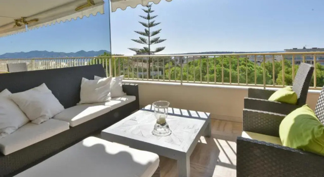 10 Minutes On Foot From The City Center! Sea View Secured Property