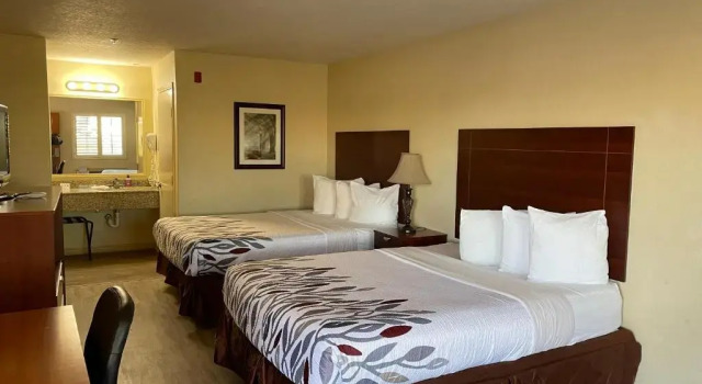 Четырёхместный номер Standard Kenedy Inn and Suites