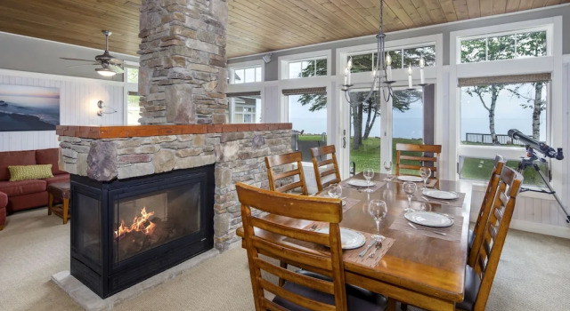 Коттедж с 3 комнатами с видом на озеро Larsmont Cottages